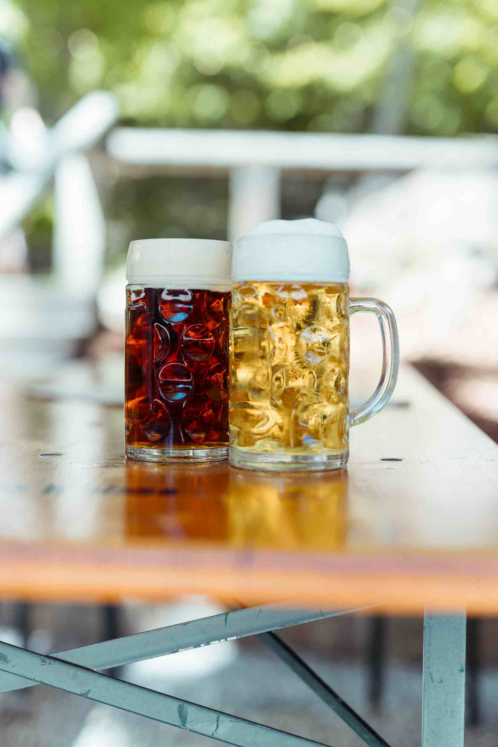 Zwei Maß Bier, hell und dunkel, nebeneinander