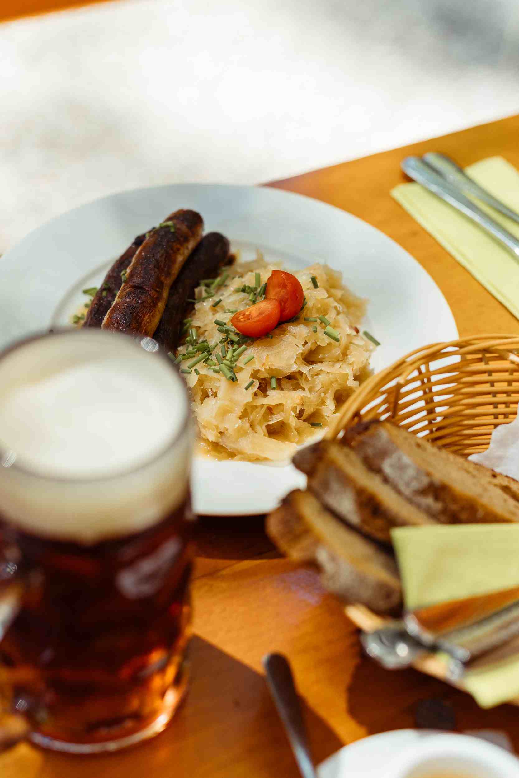 Bratwürste mit Sauerkraut und einem Bier