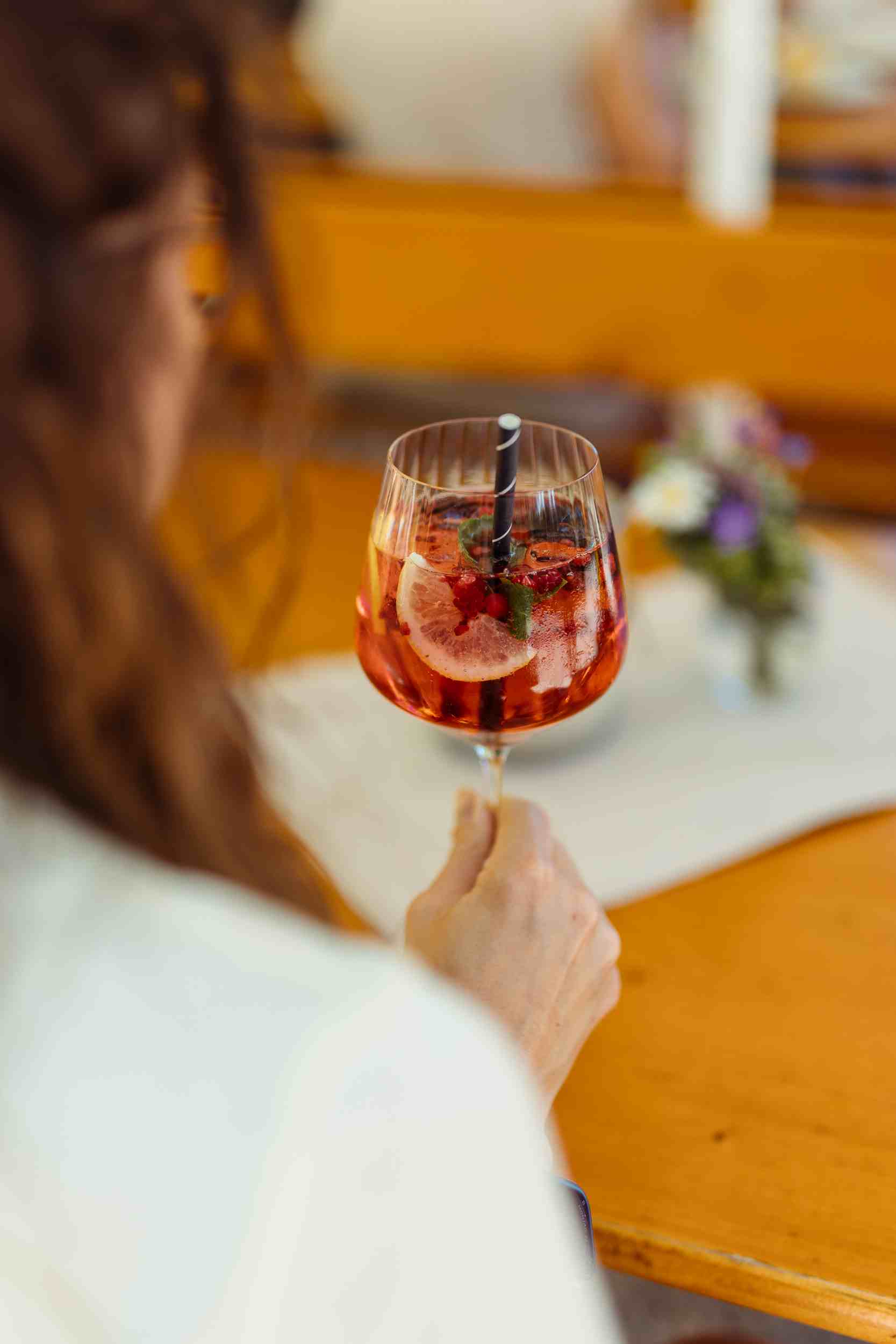 Aperol und Sangria mit Blumen auf dem Tisch